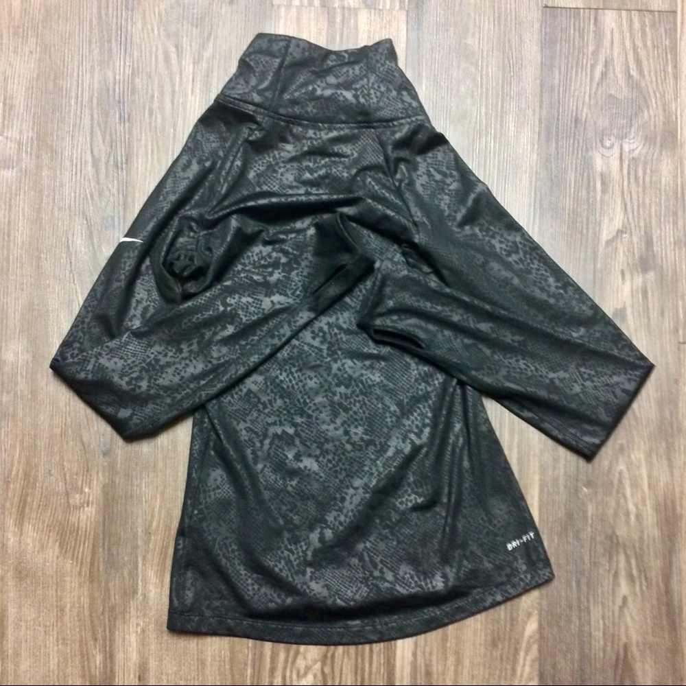 Nike Pro Hyperwarm Embossed Heights Vixen Top - Picture 6 of 7